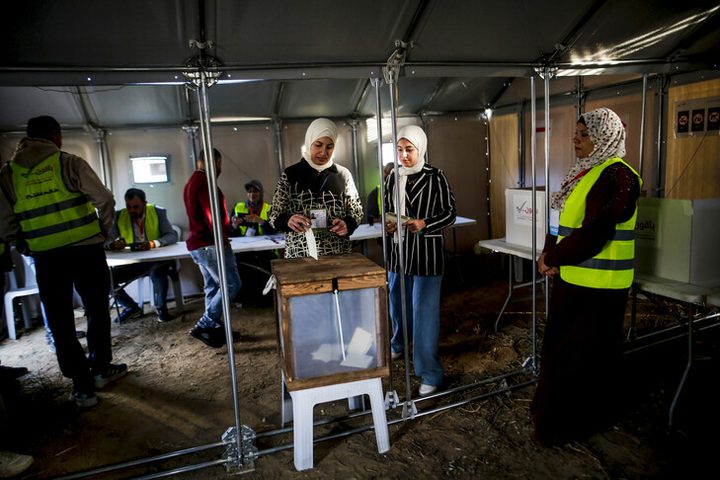 زقوت: انتخابات دير البلح جرت بسلاسة ومشاركة متدنية وسط التحديات الميدانية