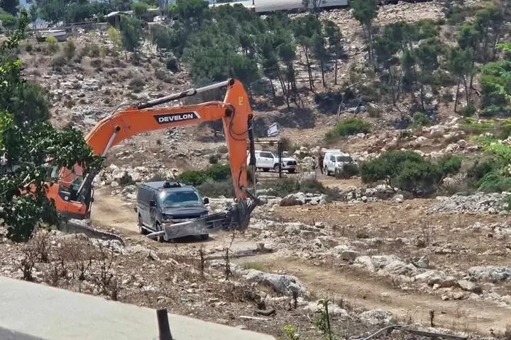 قوات الاحتلال تجرف أراضي غرب جنين
