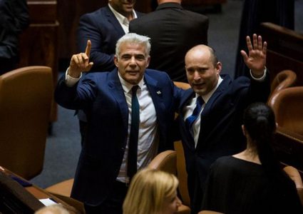 بينيت ولبيد يتّحدان بحزب واحد لخوض الانتخابات المقبلة معا