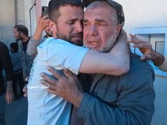 وصول ١٥ اسير محرر الى مستشفى الاقصى