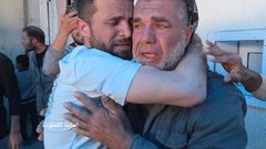 وصول ١٥ اسير محرر الى مستشفى الاقصى