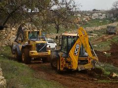 قوات الاحتلال تجرف أراضي غرب جنين