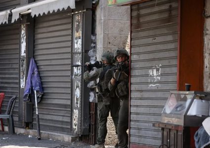 إصابة شقيقين برصاص الاحتلال خلال اقتحام دوما جنوب نابلس