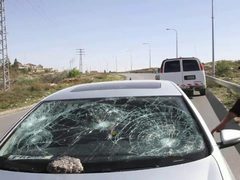 مستوطنون يهاجمون مركبات المواطنين بالحجارة شمال البيرة