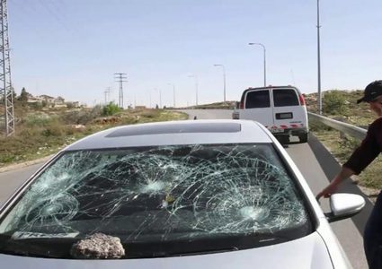 مستوطنون يهاجمون مركبات المواطنين بالحجارة شمال البيرة