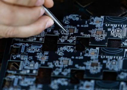 رويترز: اضطرابات في سلاسل إمداد الإلكترونيات وارتفاع حاد في الأسعار بسبب التوترا