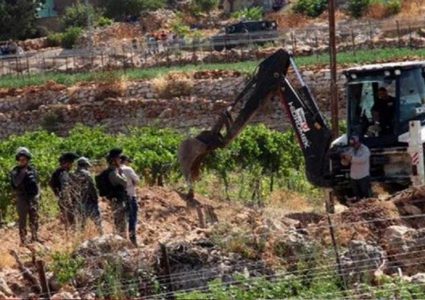 الاحتلال يواصل تجريف الأراضي الزراعية في خربة سروج غرب جنين