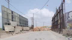 "محدث" الاحتلال يغلق جسر جبع شمال القدس بالسواتر الترابية