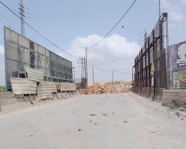 "محدث" الاحتلال يغلق جسر جبع شمال القدس بالسواتر الترابية