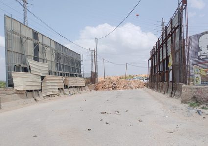 "محدث" الاحتلال يغلق جسر جبع شمال القدس بالسواتر الترابية