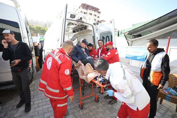 الهلال الأحمر الفلسطيني يواصل جهوده الإنسانية في الإجلاء الطبي من قطاع غزة