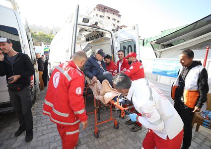 الهلال الأحمر الفلسطيني يواصل جهوده الإنسانية في الإجلاء الطبي من قطاع غزة