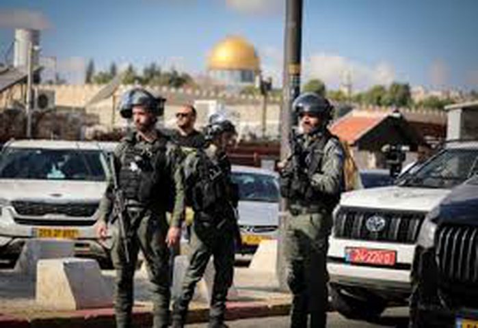 محافظة القدس: اقتحامات مستمرة واعتقالات ومداهمات عنيفة شمال المدينة