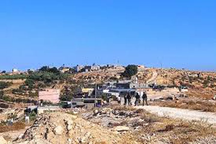 الاحتلال يخطر بهدم 5 منازل وحظيرة أغنام في قرية بيرين جنوب شرق الخليل