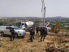 الاحتلال يردم بئر ماء في بلدة بيت أمر شمال الخليل