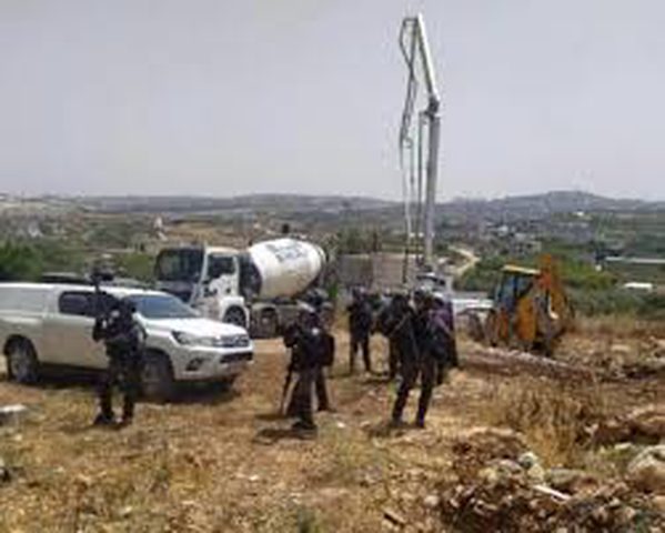 الاحتلال يردم بئر ماء في بلدة بيت أمر شمال الخليل