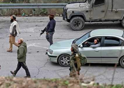 مستوطنون يعتدون على مواطن ونجله جنوب الخليل ويصيبونهما بجروح بليغة