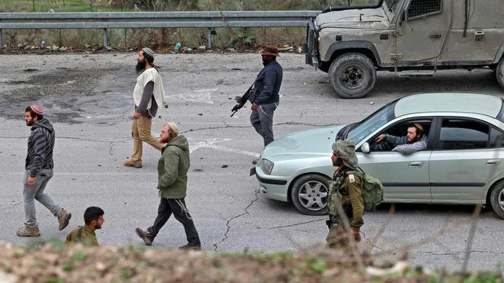 مستوطنون يعتدون على مواطن ونجله جنوب الخليل ويصيبونهما بجروح بليغة