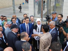 وفد دبلوماسي أوروبي يطّلع ميدانياً على اعتداءات المستوطنين في قرية المغير