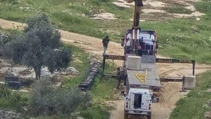 مستوطنون ينصبون بوابة حديدية على شارع وادي القلط غرب أريحا