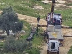 مستوطنون ينصبون بوابة حديدية على شارع وادي القلط غرب أريحا