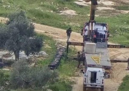 مستوطنون ينصبون بوابة حديدية على شارع وادي القلط غرب أريحا