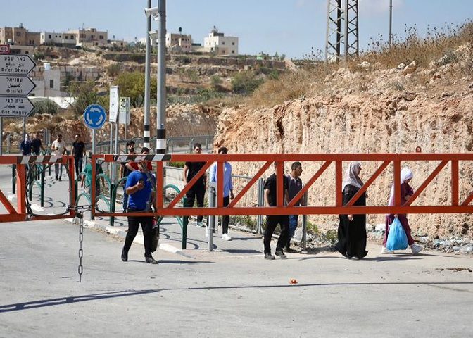 الاحتلال يغلق البوابة الحديدية عند مدخل قرية دير جرير