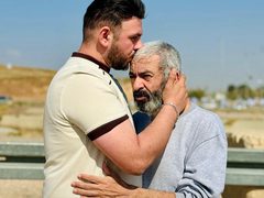 بظروف صحية قاهرة… الإفراج عن الصحفي علي السمودي بعد عام من الاعتقال