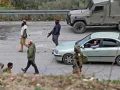 مستوطنون يهاجمون مواطنين في اللبن الشرقية