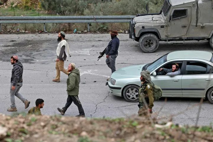 مستوطنون يهاجمون مواطنين في اللبن الشرقية