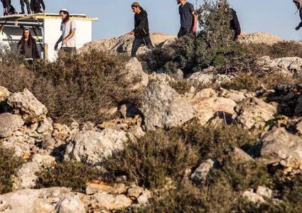مستوطنون يسرقون خيمة ويمنعون المزارعين من الوصول إلى حقولهم جنوب الخليل