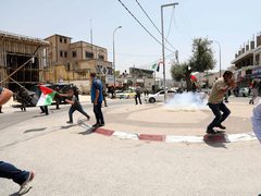إصابة شاب بالرصاص المطاطي والعشرات بالاختناق خلال اقتحام الاحتلال برقة