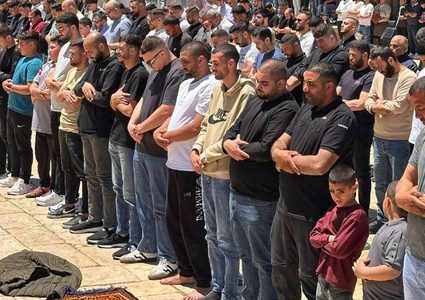 الآلاف يؤدون صلاة الجمعة في المسجد الأقصى المبارك رغم عراقيل الاحتلال.
