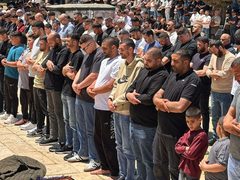 الآلاف يؤدون صلاة الجمعة في المسجد الأقصى المبارك رغم عراقيل الاحتلال.