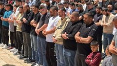 الآلاف يؤدون صلاة الجمعة في المسجد الأقصى المبارك رغم عراقيل الاحتلال.
