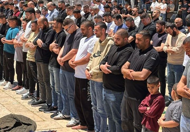 الآلاف يؤدون صلاة الجمعة في المسجد الأقصى المبارك رغم عراقيل الاحتلال.