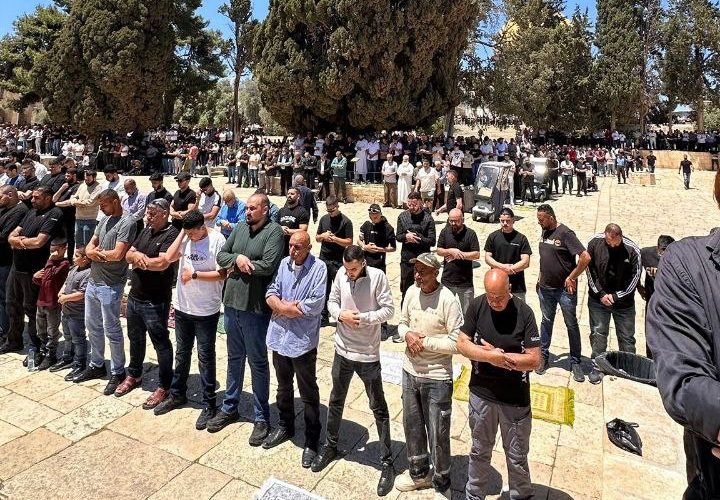 الآلاف يؤدون صلاة الجمعة في المسجد الأقصى المبارك رغم عراقيل الاحتلال.