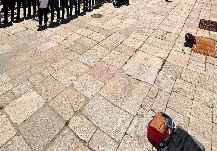 الآلاف يؤدون صلاة الجمعة في المسجد الأقصى المبارك رغم عراقيل الاحتلال.