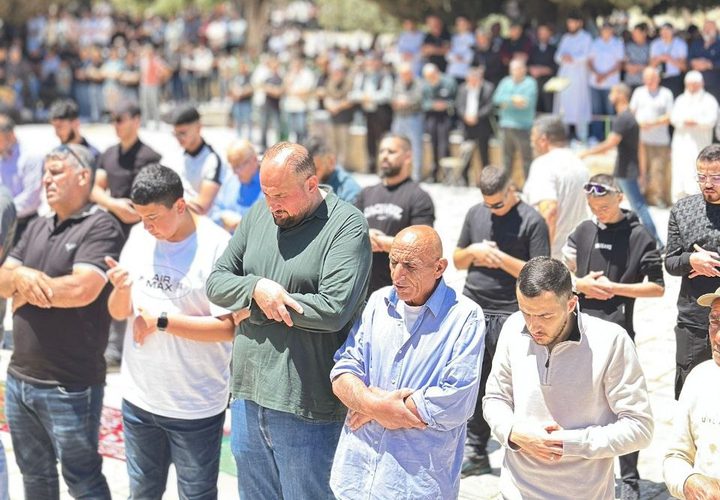 الآلاف يؤدون صلاة الجمعة في المسجد الأقصى المبارك رغم عراقيل الاحتلال.