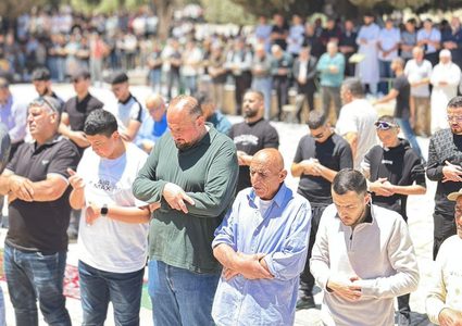 الآلاف يؤدون صلاة الجمعة في المسجد الأقصى المبارك رغم عراقيل الاحتلال.