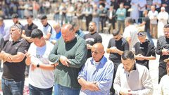 الآلاف يؤدون صلاة الجمعة في المسجد الأقصى المبارك رغم عراقيل الاحتلال.