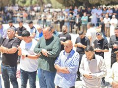 الآلاف يؤدون صلاة الجمعة في المسجد الأقصى المبارك رغم عراقيل الاحتلال.