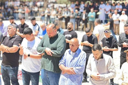الآلاف يؤدون صلاة الجمعة في المسجد الأقصى المبارك رغم عراقيل الاحتلال.