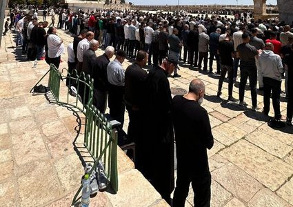 الآلاف يؤدون صلاة الجمعة في المسجد الأقصى المبارك رغم عراقيل الاحتلال.