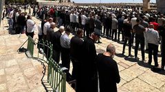 الآلاف يؤدون صلاة الجمعة في المسجد الأقصى المبارك رغم عراقيل الاحتلال.