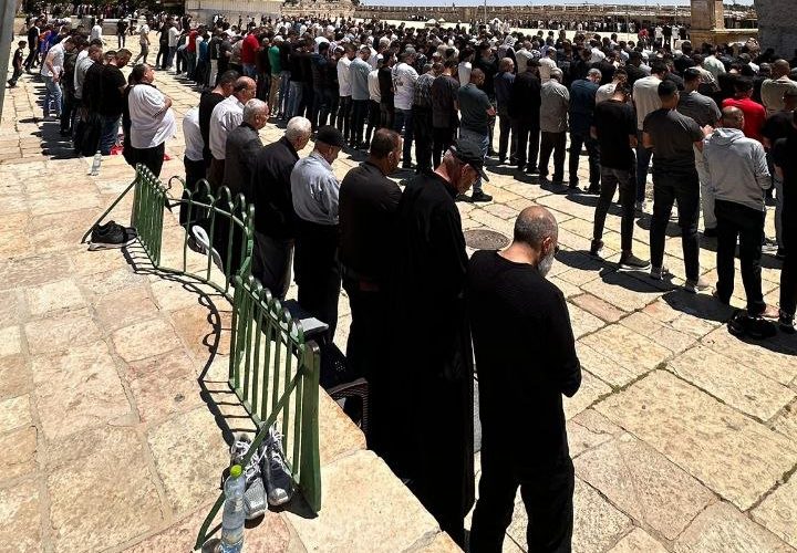 الآلاف يؤدون صلاة الجمعة في المسجد الأقصى المبارك رغم عراقيل الاحتلال.