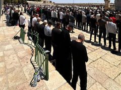 الآلاف يؤدون صلاة الجمعة في المسجد الأقصى المبارك رغم عراقيل الاحتلال.