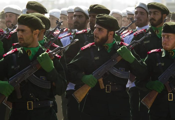 مقتل 14 عنصراً من الحرس الثوري الإيراني جراء انفجار بقايا قنابل