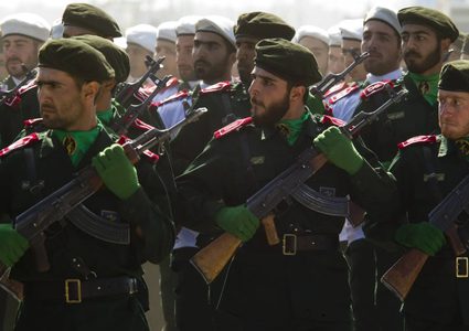 مقتل 14 عنصراً من الحرس الثوري الإيراني جراء انفجار بقايا قنابل