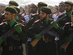 مقتل 14 عنصراً من الحرس الثوري الإيراني جراء انفجار بقايا قنابل